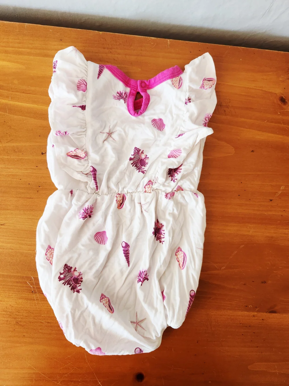 Kyte BABY 3-6m Bamboo White  with Pink Shell Print Onsie